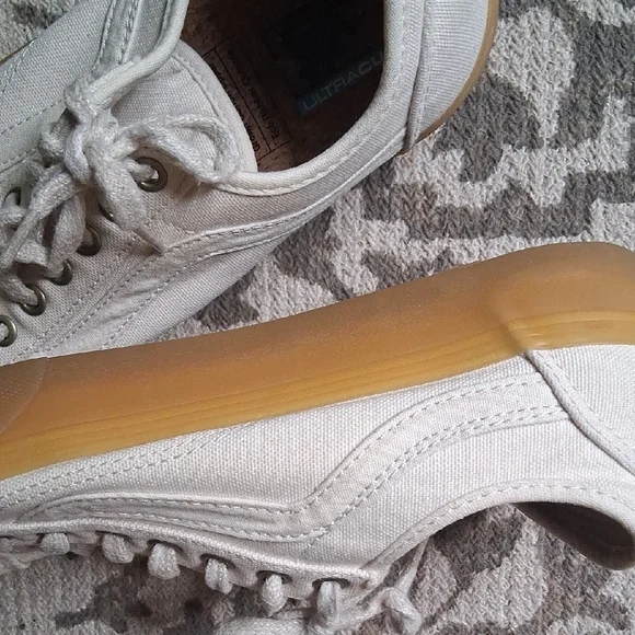 Vans Men’s Off-White Canvas Low-Top Sneakers with Gum Sole - Picture 2 of 10
